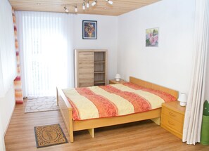 Ferienwohnung (70 qm) mit Terrasse-Schlafzimmer mit Ausgang zur Terrasse