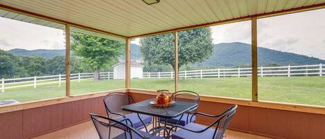 Johnson City Vacation Rental | 3BR | 2BA | 1,616 Sq Ft | 1 Step Required