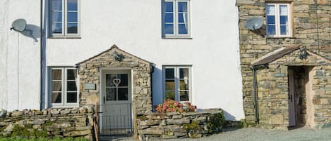 Riverside Cottage - Duddon Valley, Lake District - Herdwick Cottages
