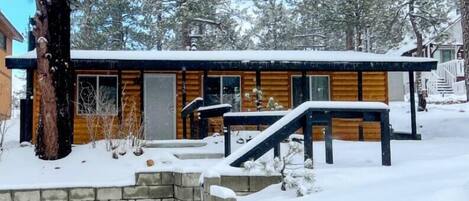 Snow covered Big Bear Cool Cabins Bear Paw Cabin