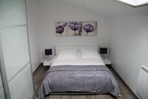 Chambre spacieuse pouvant accueillir lit pour bébé , avec dressing, coiffeuse 