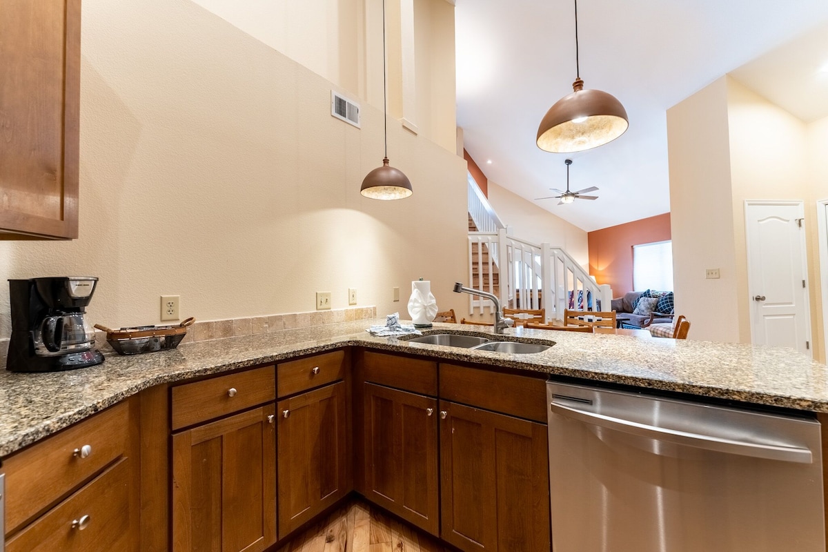 2BD + Loft /3BA Condo in Frisco, Minutes to World-Class Skiing, Hot Tubs