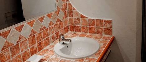 Salle d'eau avec double vasque et grande douche