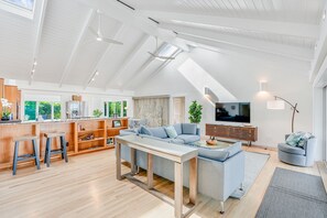 Open concent living, dining, kitchen areas & Smart TV!