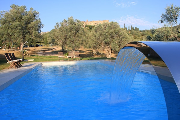 Podere "Le Chiuse": 
Panoramapool mit Flamingodusche