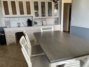 Table that sits 8