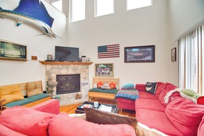 Living Area | Smart TV | Gas Fireplace | Board Games