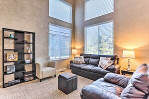 Living Room | Free WiFi | Central A/C | Smart TV