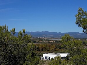 la villa devant le lac de Jouarrès et le pic de Nore