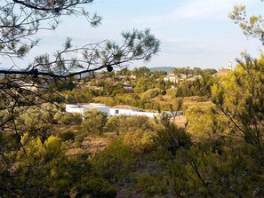 la villa vue de la pinède environnante