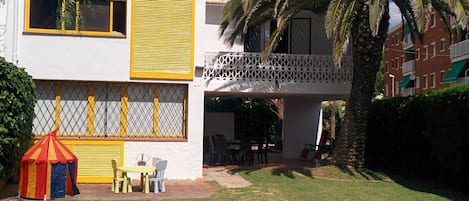 Frontal casa y jardín