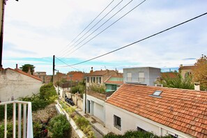 Vue sur la ville depuis le balcon de la cuisine