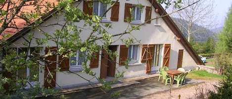 Façade du gîte complet, fenêtres chambres et portes-fenêtres  salon + s à manger