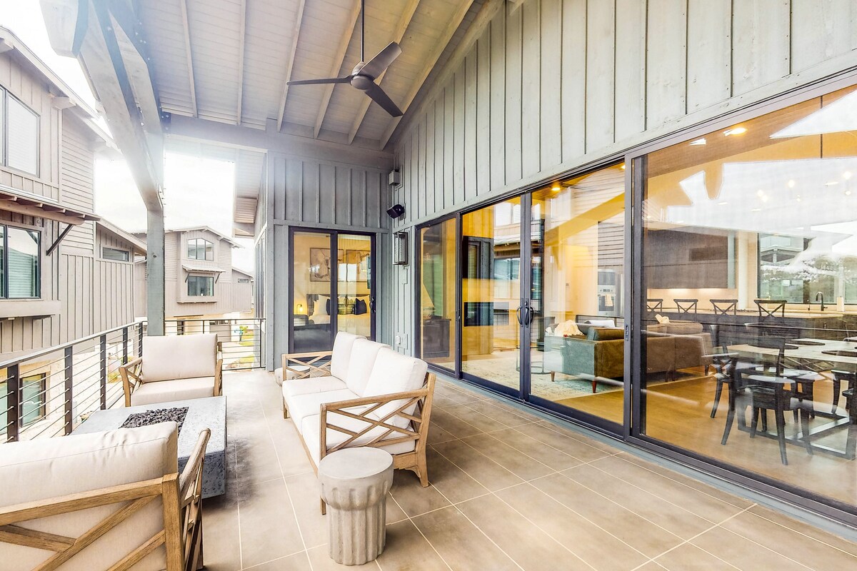 Lakeside entertainer’s getaway with outdoor TV, kitchen & alfresco dining