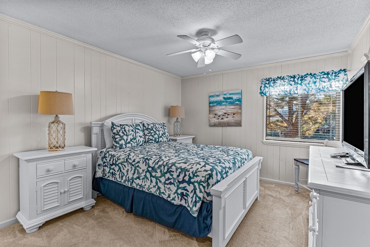 Ocean-view condo in beachfront complex with balcony & outdoor pool