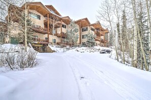 Building Exterior | Garage Entrance | 950 Sq Ft