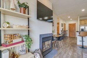 Living Room | Smart TV w/ Cable | WiFi