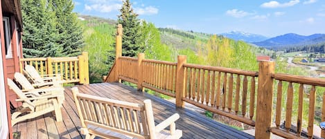 Deck with panoramic views, wildlife sightings, and grill for alfresco cooking.