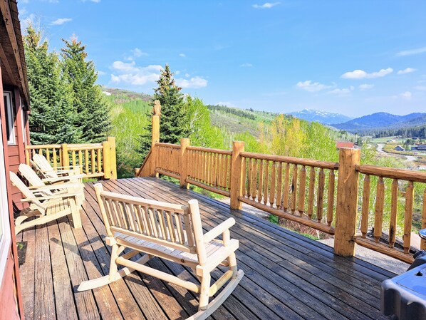 Deck with panoramic views, wildlife sightings, and grill for alfresco cooking.