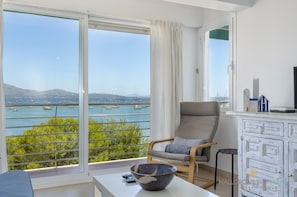 Seafront Apartment Views in Puerto Pollensa – Mallorca North Villas