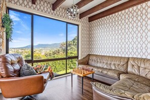 This space has another separate cosy lounge area overlooking the ocean with direct access to the balcony perfect. Free Wifi throughout.  Enjoy the flexibility of either inside or outside dining with direct views of the beach and access to the deck.  