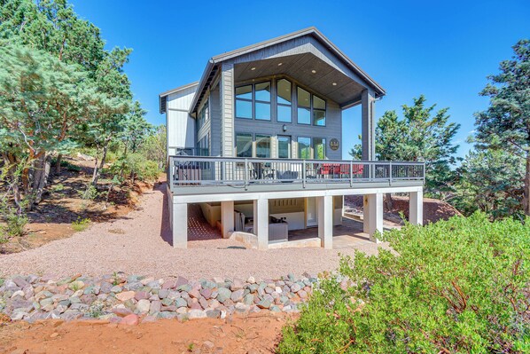 Pine Vacation Rental | 2BR + Loft | 3BA | 1,609 Sq Ft | Stairs Required