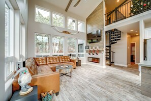 Living Room | Central A/C & Heating | Electric Heat | Free WiFi | Smart TV