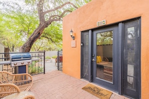 This 200 sq ft studio casita has a large private backyard, gas BBQ, & firepit.