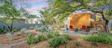 Welcome to Acacia Nook, our 1927 studio desert casita in Sam Hughes District!