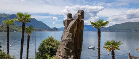 Atemberaubende Sicht auf den See und die Berge