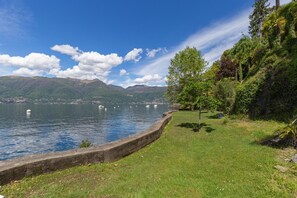 Private Liegewiese direkt am See