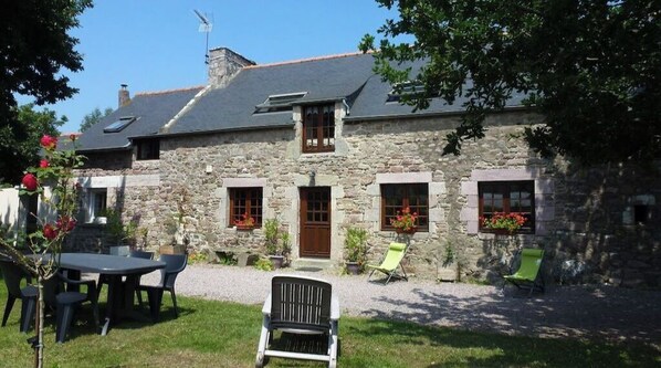 Longère en pierre, entrée du gîte 6/8 personnes, 10 maximum.
