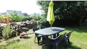 Coin salon de jardin devant la longĂšre