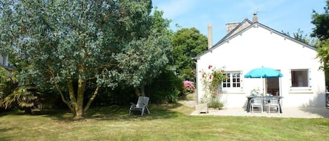 Côté jardin privatif, terrasse au bout de la longère, orientée ouest.