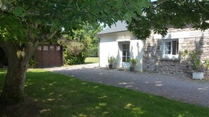 Porte d'entrée de la location 2/4 personnes au bout de la longère, côté sud