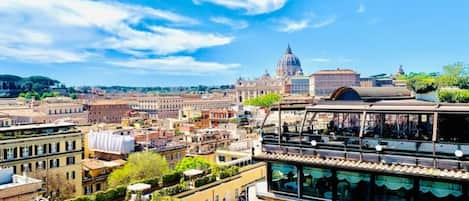 Spettacolare vista dal terrazzo del palazzo su tutta Roma centro a 360 gradi.