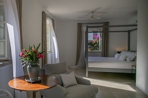Spacious bedroom with views of the Tvrdalj Castle garden