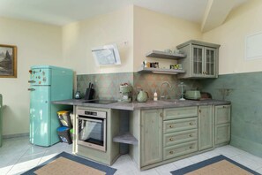 A spacious layout combining the kitchen and dining area, featuring a comfortable and functional design.