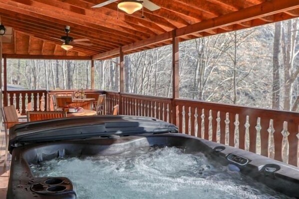 Outdoor spa tub