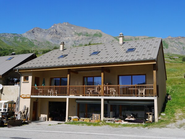 façade du bâtiment en été