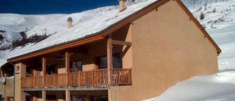 façade du bâtiment en hiver