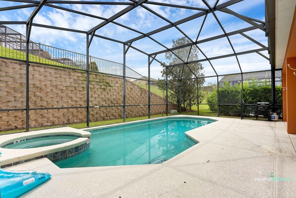 Pool and overflow spa to enjoy anytime at your leisure