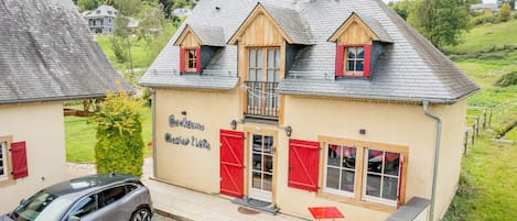 Entrée du chalet avec parking privatif