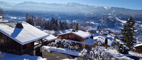 Vue de la terrasse sur la station de Morillon à quelques minutes en voiture