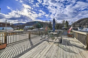 Shared Outdoor Space | Outdoor Dining Area