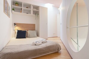 No quarto, há um armário e armazenamento ao redor da cama onde pode guardar todos os seus pertences. Temos uma pequena "janela" a partir da qual pode olhar para o piso inferior.