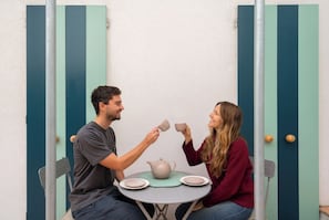 Do lado de fora da casa, em frente às persianas, encontrará uma mesa de jantar onde pode tomar o pequeno-almoço em dias quentes no Porto ...