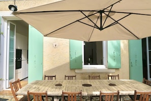 Grande table à manger dans la jardin - parasol pliable