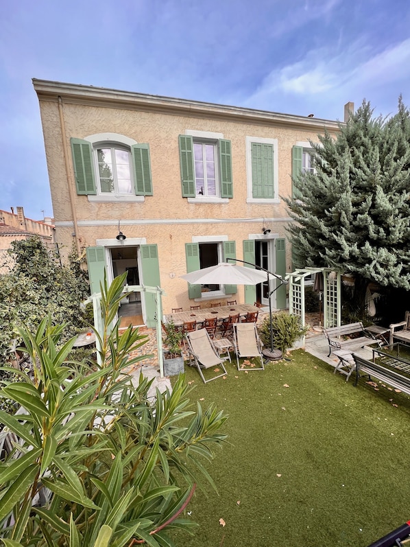 Maison vue du jardin
