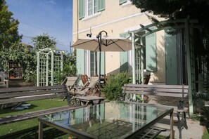 table basse et bancs dans le jardin pour vos apéritifs estivaux